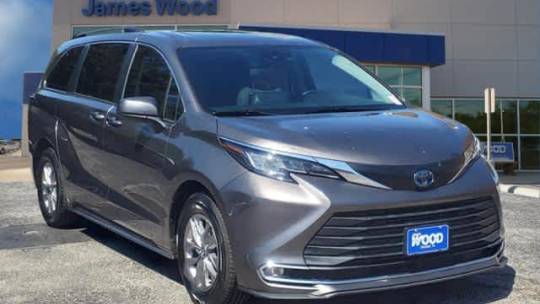 2022 Toyota Sienna XLE — Minivan — 61,795 mi — Decatur, TX
