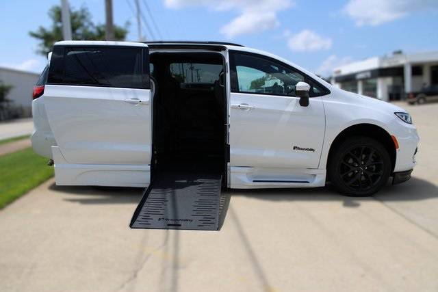 2023 Chrysler Pacifica Touring L — Minivan — 13,223 mi — Lafayette, IN