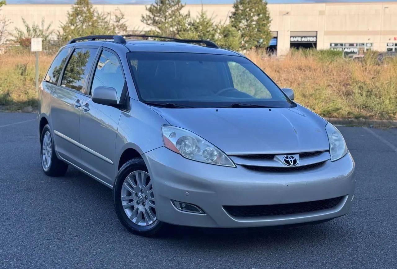 2010 Toyota Sienna XLE — Minivan — 143,500 mi — Chantilly, VA