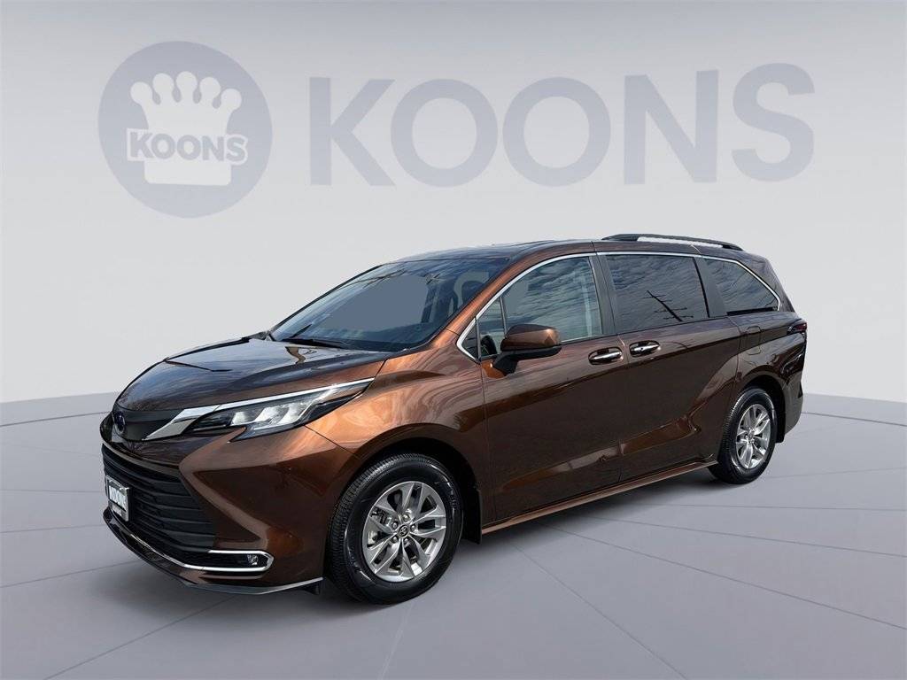 2023 Toyota Sienna XLE — Minivan — 8,060 mi — Westminster, MD
