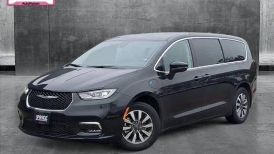 2022 Chrysler Pacifica Hybrid Touring L — Minivan — 69,689 mi — Conroe, TX