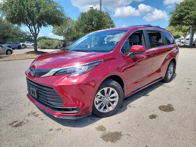 2025 Toyota Sienna LE — Minivan — 7,413 mi — Austin, TX