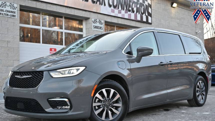 2022 Chrysler Pacifica Hybrid Touring L — Minivan — 74,619 mi — Waterbury, CT