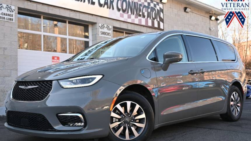 2022 Chrysler Pacifica Hybrid Touring L — Minivan — 61,820 mi — Waterbury, CT