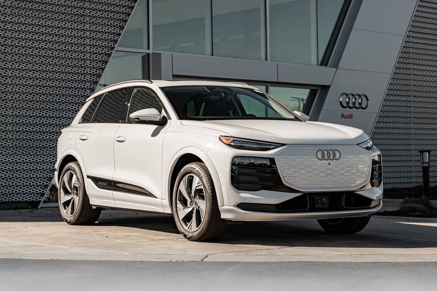2025 Audi Q6 e-tron Premium Plus — SUV — 4,795 mi — St. Charles, IL