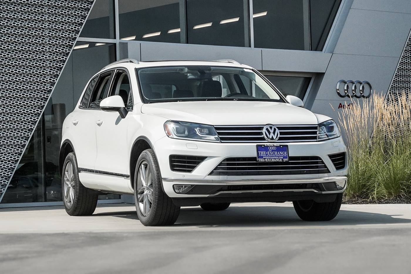 2015 Volkswagen Touareg V6 Lux — SUV — 102,817 mi — St. Charles, IL