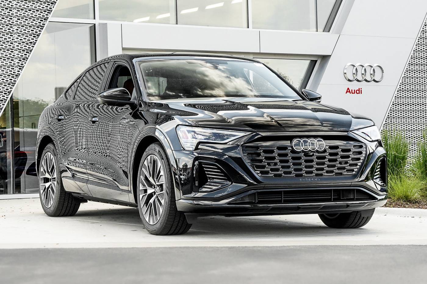 2024 Audi Q8 e-tron S line Prestige — SUV — 6,025 mi — St. Charles, IL