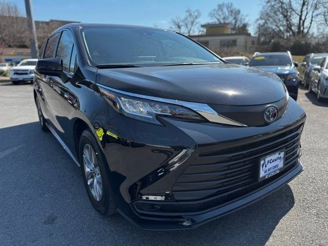 2022 Toyota Sienna LE — Minivan — 30,344 mi — Falls Church, VA