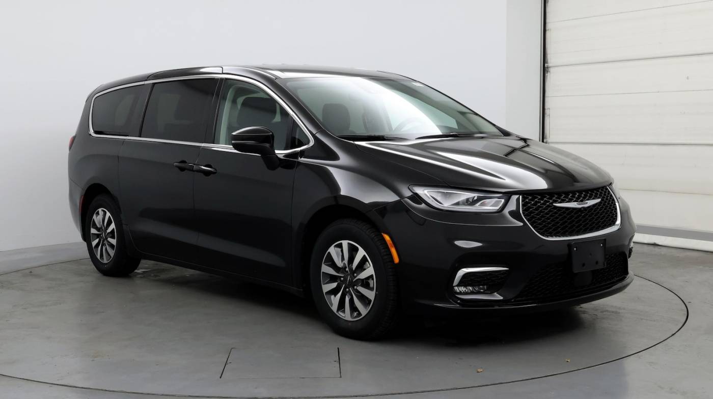 2023 Chrysler Pacifica Hybrid Touring L — Minivan — 43,688 mi — Doral, FL