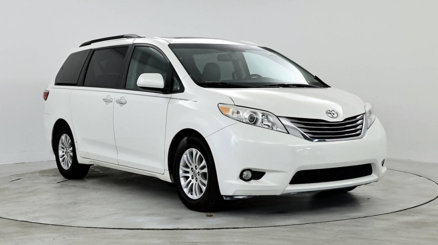 2017 Toyota Sienna XLE — Minivan — 105,449 mi — Milwaukee, WI