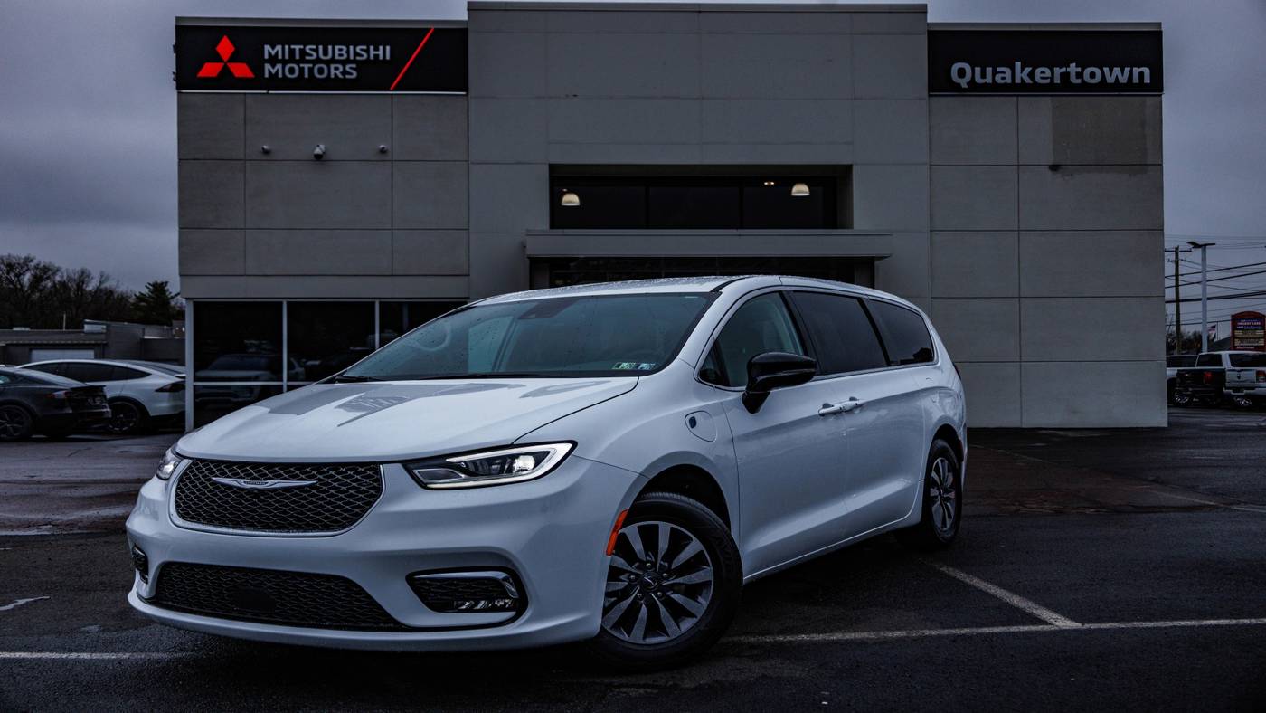 2024 Chrysler Pacifica Hybrid Select — Minivan — 33,976 mi — Quakertown, PA
