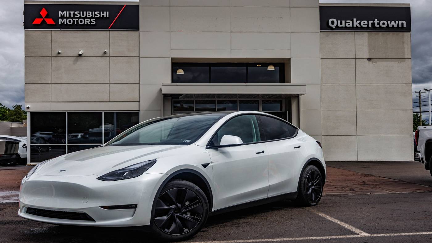 2025 Tesla Model Y Long Range — SUV — 4,585 mi — Quakertown, PA