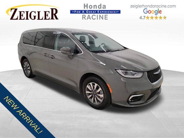 2022 Chrysler Pacifica Hybrid Touring L — Minivan — 68,881 mi — Mount Pleasant, WI