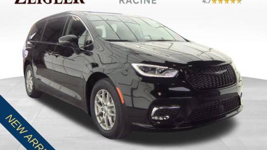 2024 Chrysler Pacifica Touring L — Minivan — 22,360 mi — Mount Pleasant, WI