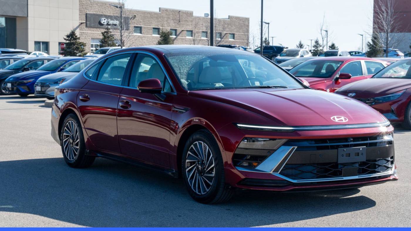 2025 Hyundai Sonata Hybrid Limited — Sedan — 144 mi — Mount Pleasant, WI
