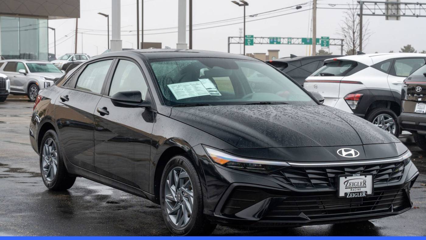 2024 Hyundai Elantra SEL — Sedan — 5,691 mi — Mount Pleasant, WI