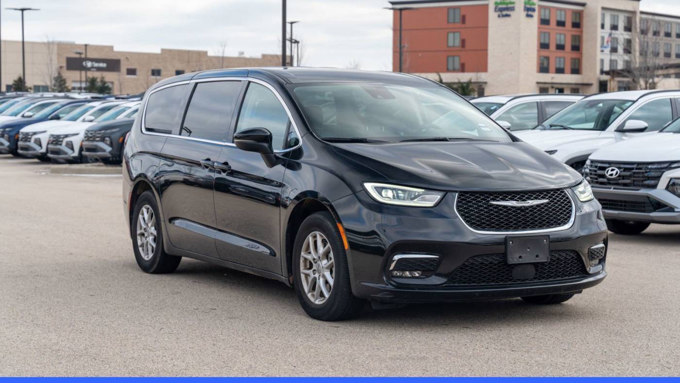 2023 Chrysler Pacifica Touring L — Minivan — 66,615 mi — Mount Pleasant, WI