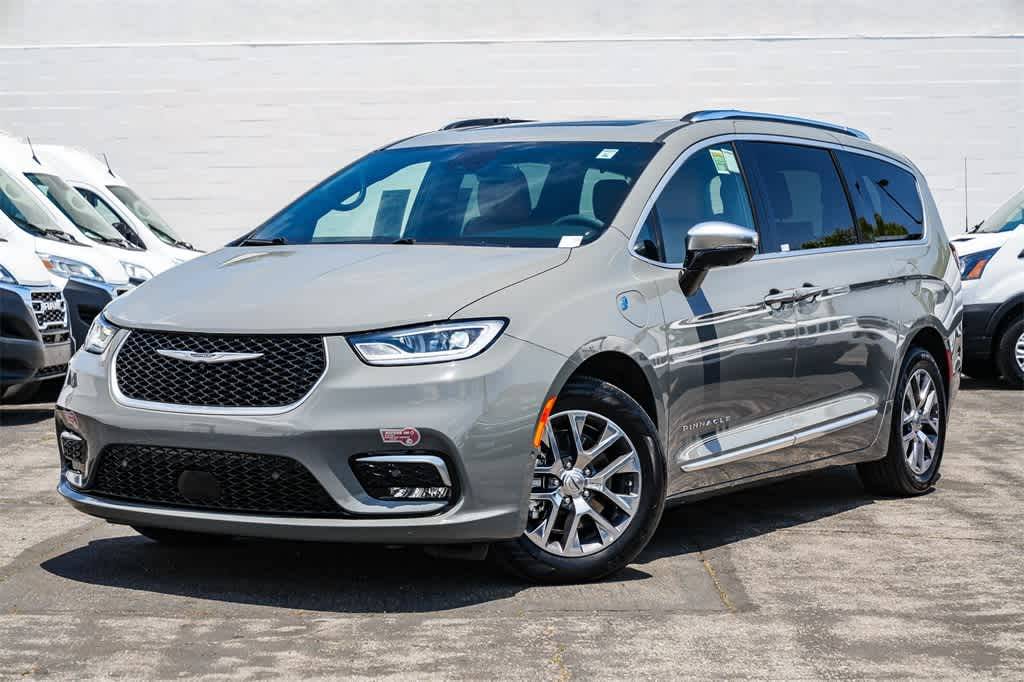 2023 Chrysler Pacifica Hybrid Pinnacle — Minivan — 17,998 mi — Costa Mesa, CA