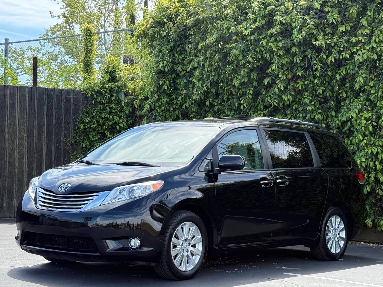 2011 Toyota Sienna Limited — Minivan — 128,912 mi — Sacramento, CA