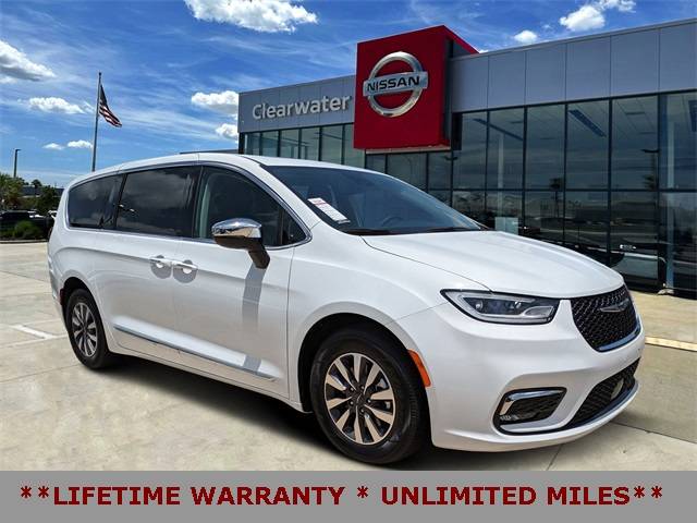 2023 Chrysler Pacifica Hybrid Limited — Minivan — 8,195 mi — Clearwater, FL