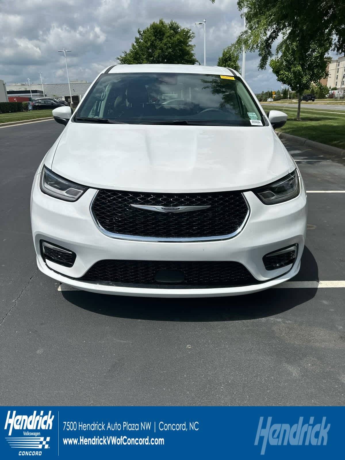 2023 Chrysler Pacifica Touring L — Minivan — 33,844 mi — Concord, NC