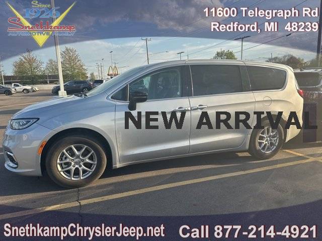 2024 Chrysler Pacifica Touring L — Minivan — 22,172 mi — Redford, MI