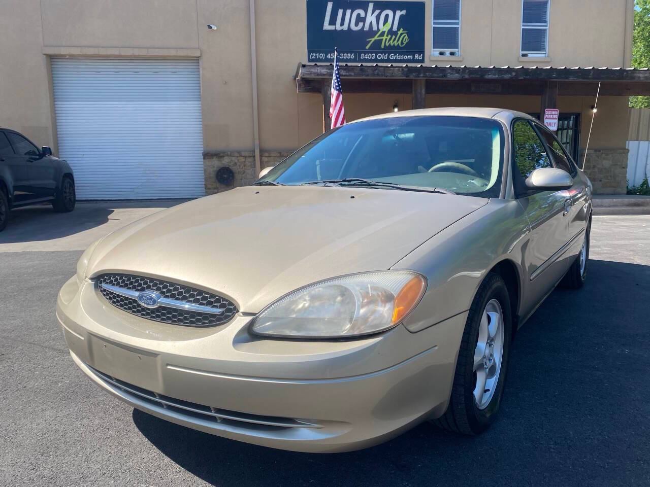 2000 Ford Taurus SE — Sedan — 137,133 mi — San Antonio, TX
