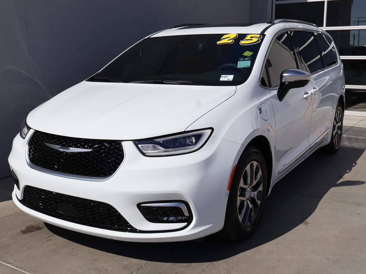 2025 Chrysler Pacifica Hybrid Pinnacle — Minivan — 223 mi — Yuma, AZ