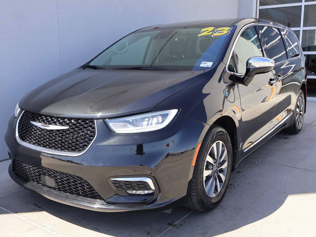2023 Chrysler Pacifica Hybrid Limited — Minivan — 61,640 mi — Yuma, AZ