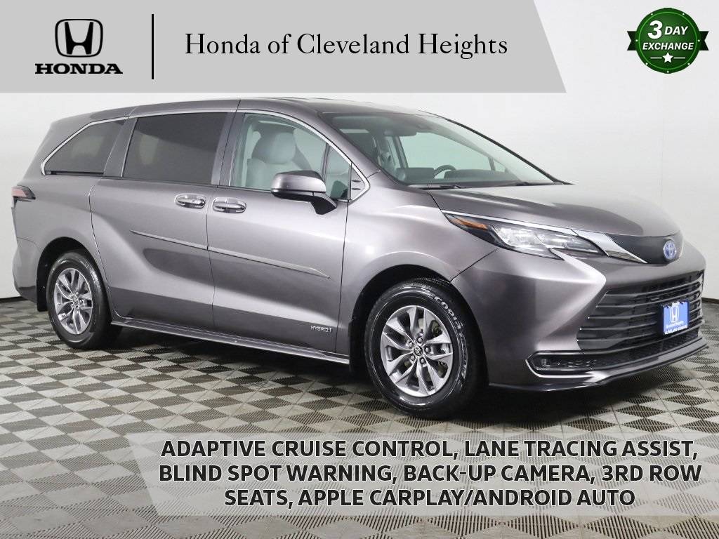 2021 Toyota Sienna LE — Minivan — 30,320 mi — Cleveland Heights, OH