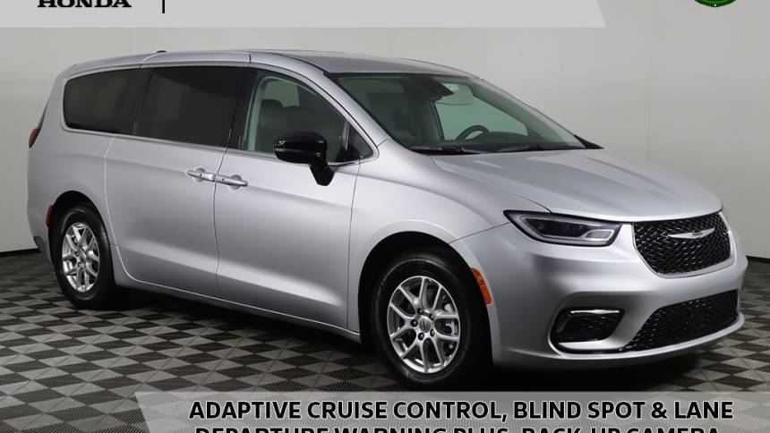 2024 Chrysler Pacifica Touring L — Minivan — 20,560 mi — Cleveland Heights, OH