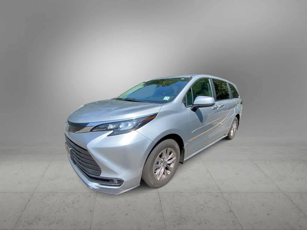 2025 Toyota Sienna XLE — Minivan — 4,975 mi — Freehold, NJ