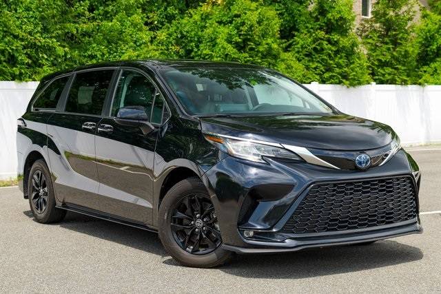 2022 Toyota Sienna XLE — Minivan — 27,888 mi — Englewood Cliffs, NJ