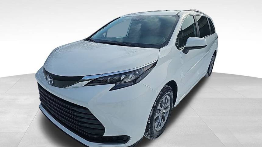 2025 Toyota Sienna LE — Minivan — 90 mi — Kent, OH
