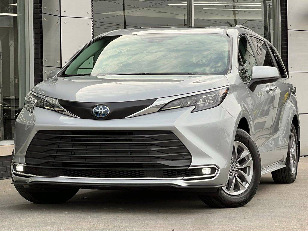 2024 Toyota Sienna XLE — Minivan — 21,802 mi — Indianapolis, IN
