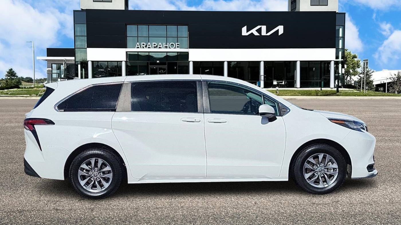 2022 Toyota Sienna LE — Minivan — 66,578 mi — Centennial, CO