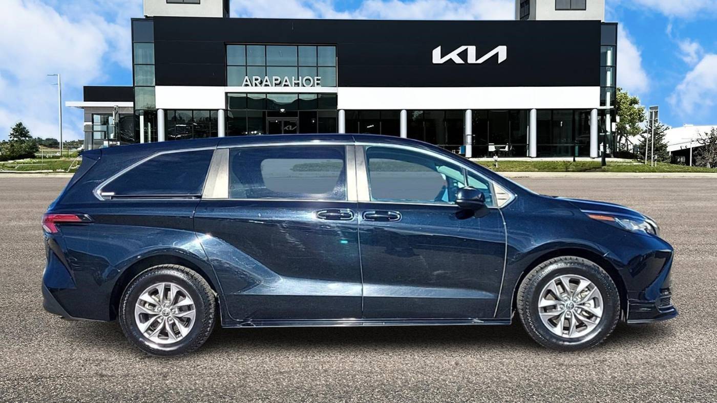 2022 Toyota Sienna LE — Minivan — 66,769 mi — Centennial, CO
