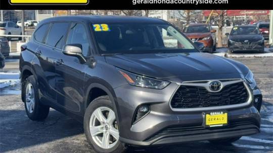 2023 Toyota Highlander LE — SUV — 33,395 mi — Countryside, IL