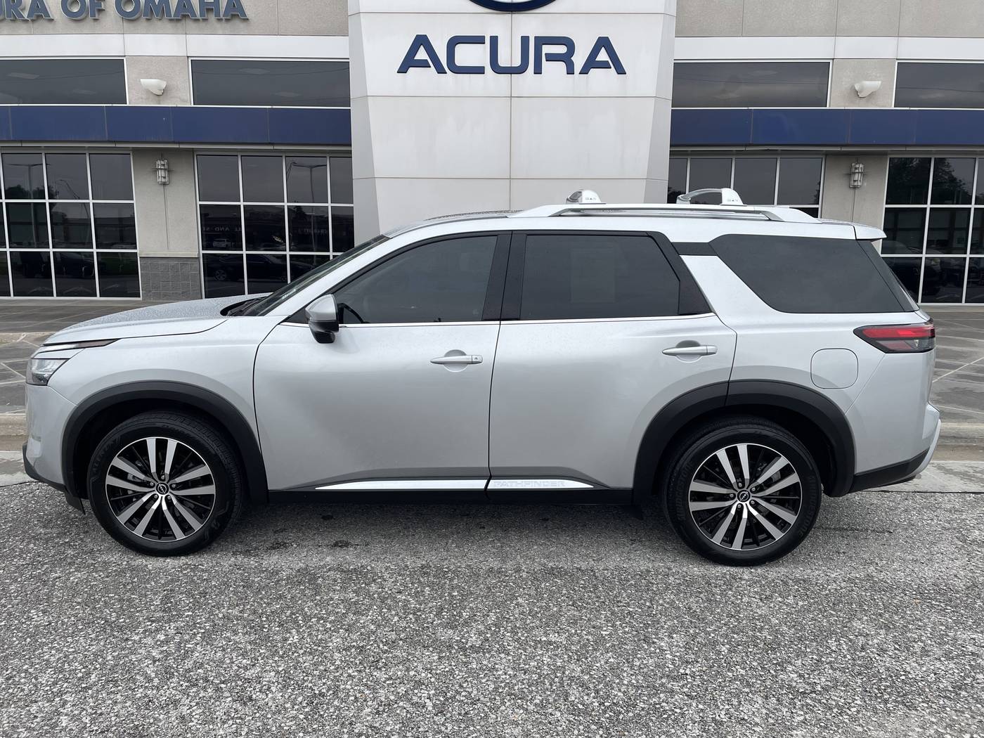 2023 Nissan Pathfinder Platinum — SUV — 23,619 mi — Omaha, NE