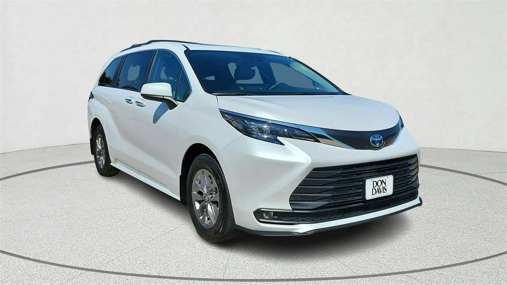 2025 Toyota Sienna XLE — Minivan — 19,201 mi — ARLINGTON, TX