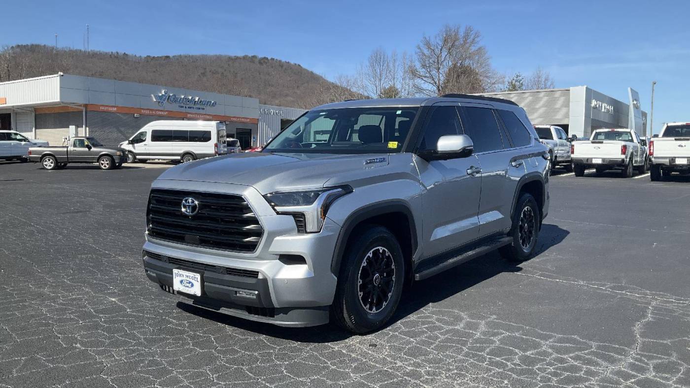 2023 Toyota Sequoia SR5 — SUV — 32,102 mi — Cleveland, GA