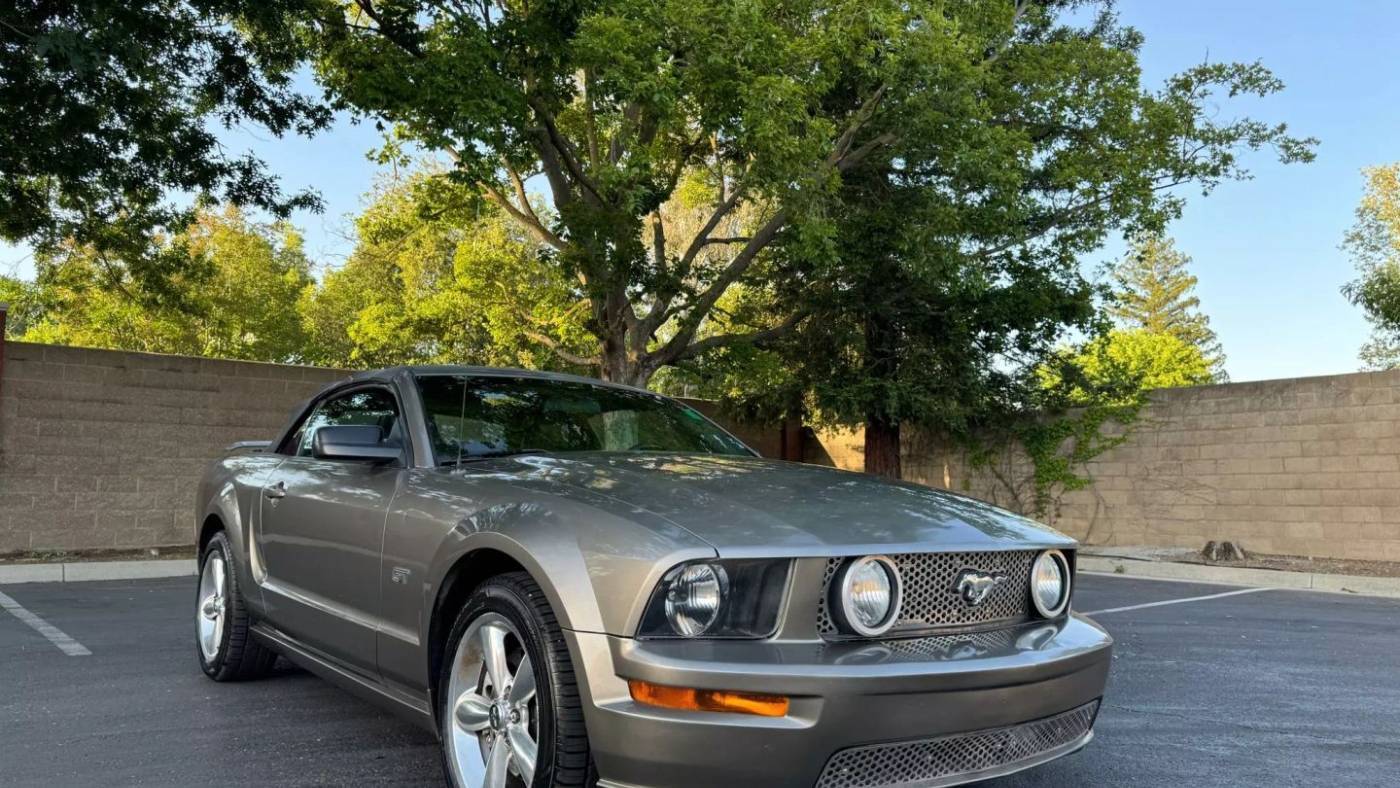 2005 Ford Mustang GT Deluxe