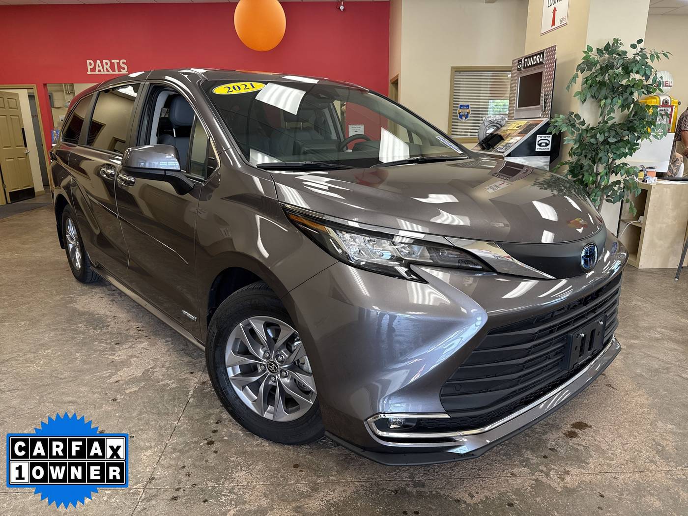 2021 Toyota Sienna XLE — Minivan — 10,810 mi — Batavia, NY