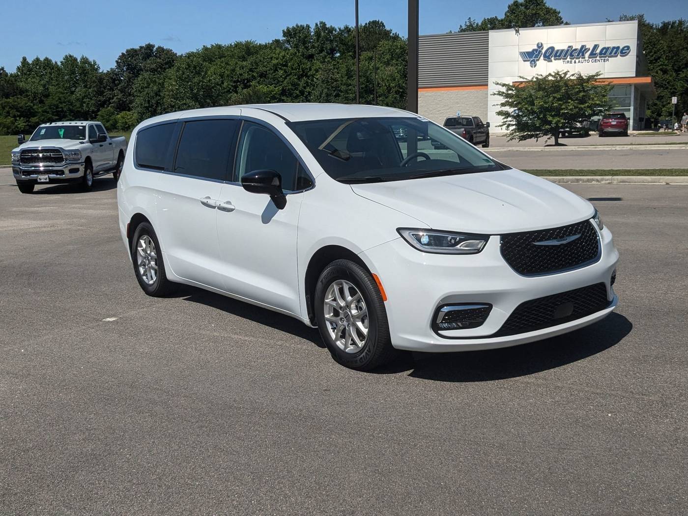 2024 Chrysler Pacifica Touring L — Minivan — 9,528 mi — Prince George, VA