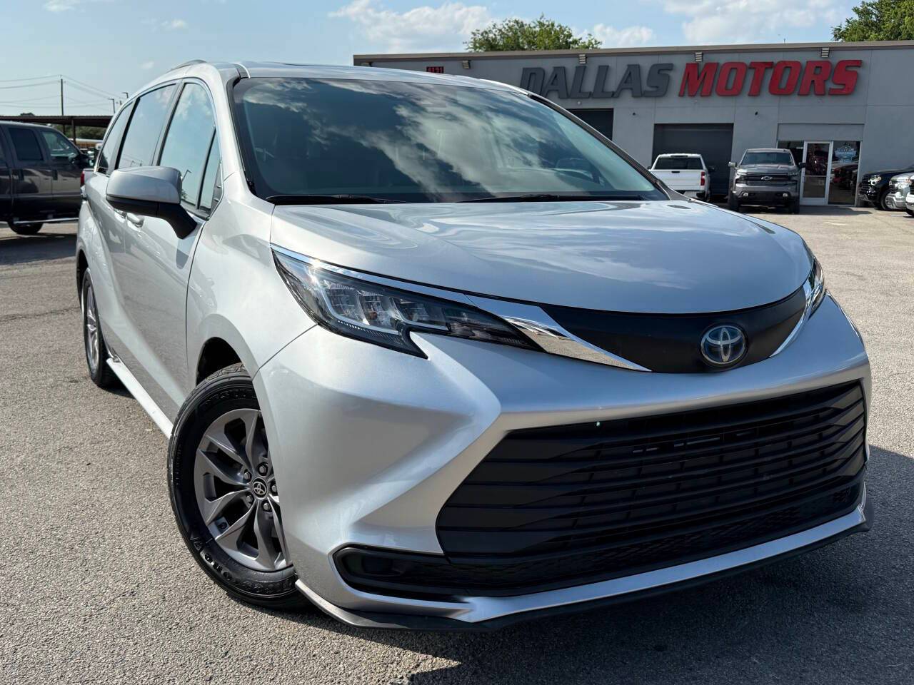 2021 Toyota Sienna LE — Minivan — 73,614 mi — Garland, TX