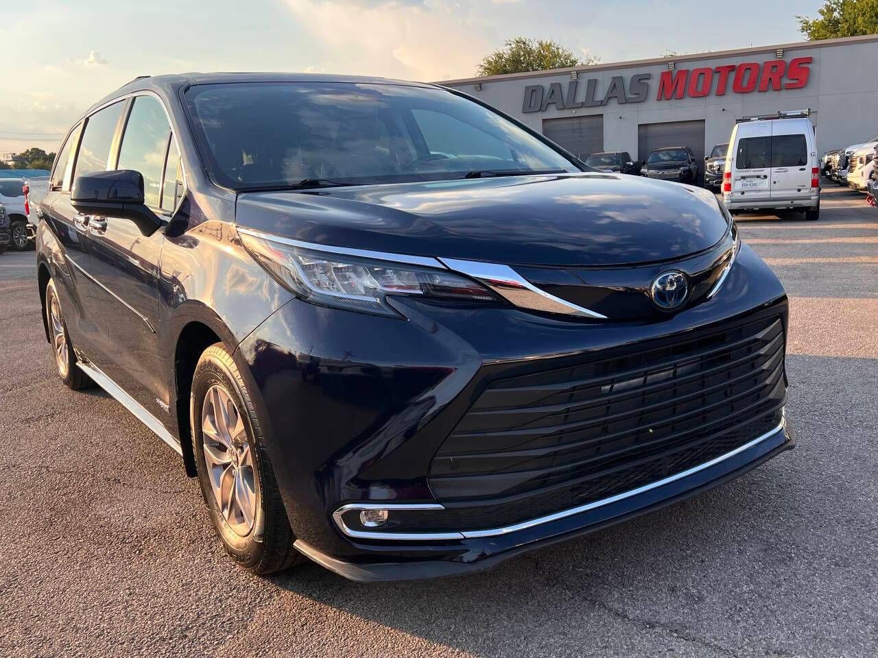 2021 Toyota Sienna XLE — Minivan — 75,919 mi — Garland, TX