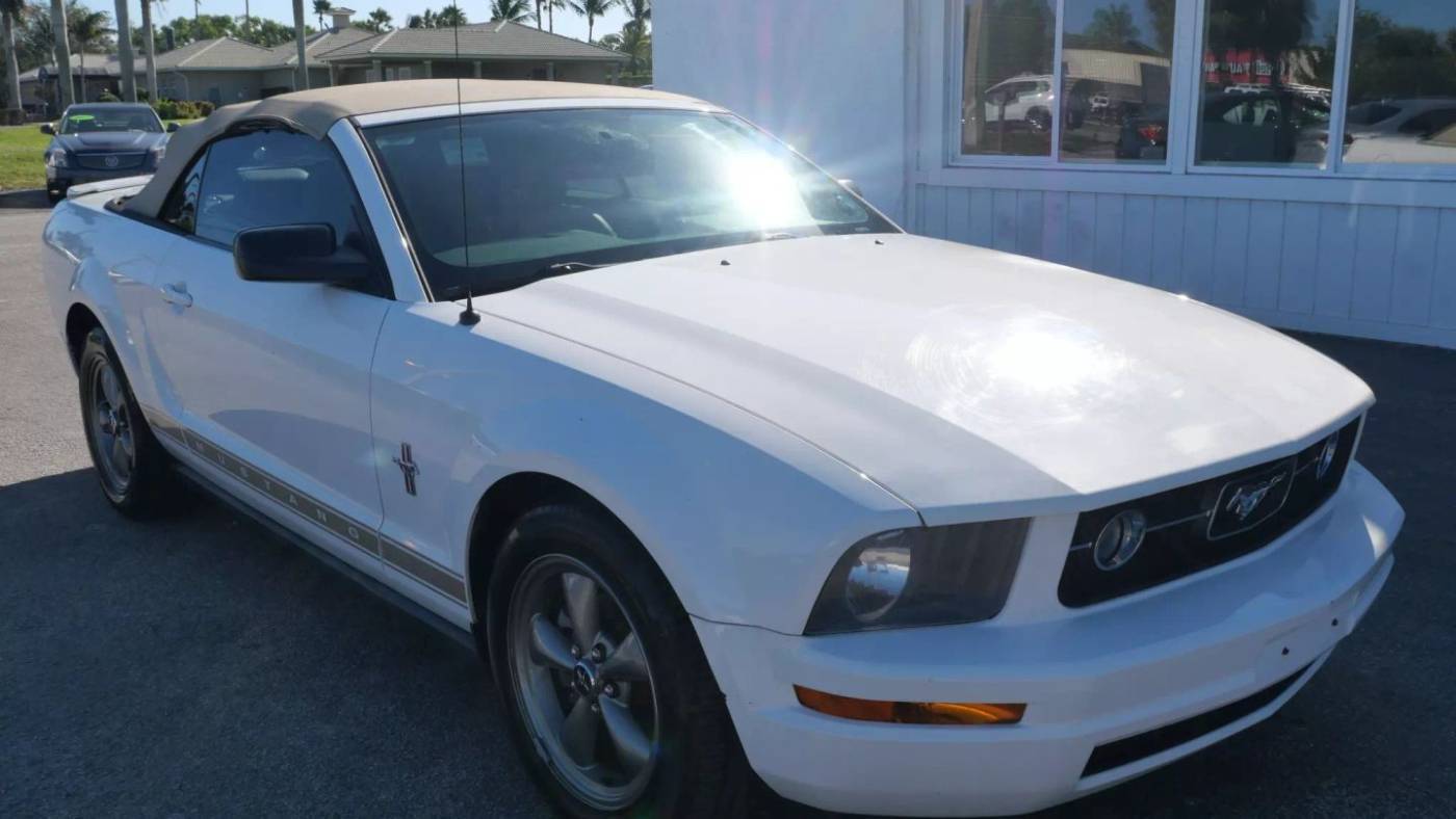 2007 Ford Mustang Deluxe