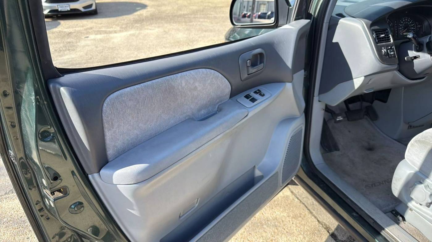 2000 Toyota Sienna LE — Minivan — 110,900 mi — Falls Church, VA