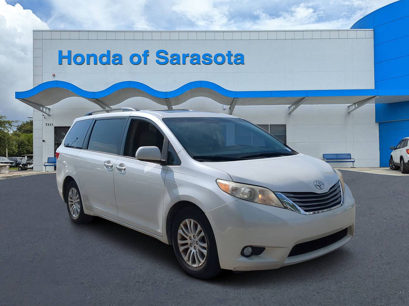 2017 Toyota Sienna XLE — Minivan — 121,937 mi — Sarasota, FL