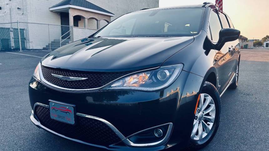 2018 Chrysler Pacifica Touring L — Minivan — 111,066 mi — Philadelphia, PA